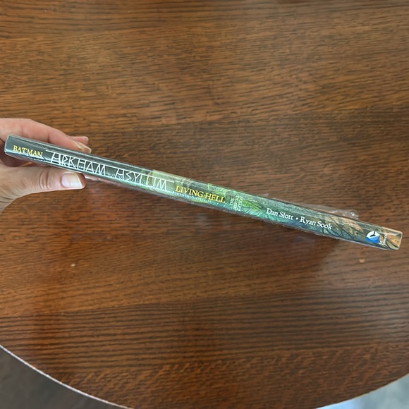 NEW Batman Arkham Asylum The Deluxe Edition Hardcover DC Comics - Picture 3 of 5